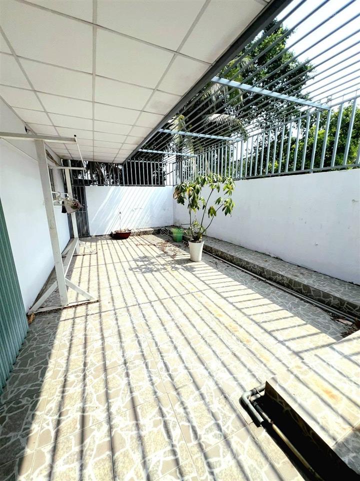 8,5 tỷ. mặt tiền thụt trường thọ, thủ đức. 235m2 (cn 107m2), nở hậu, 3 tầng, 5 phòng ngủ, 4wc