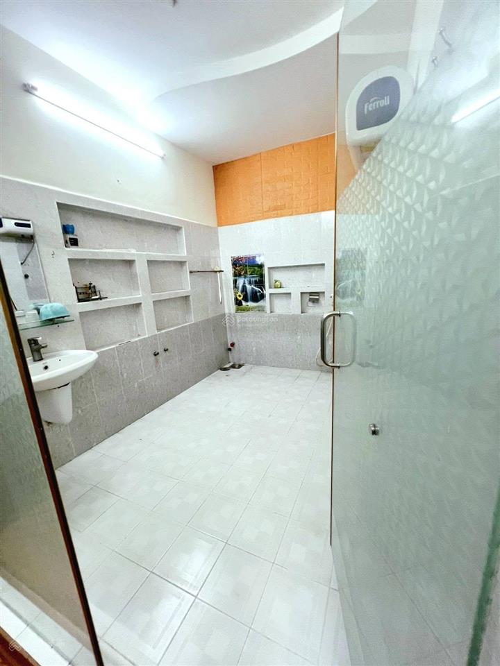 8,5 tỷ. mặt tiền thụt trường thọ, thủ đức. 235m2 (cn 107m2), nở hậu, 3 tầng, 5 phòng ngủ, 4wc