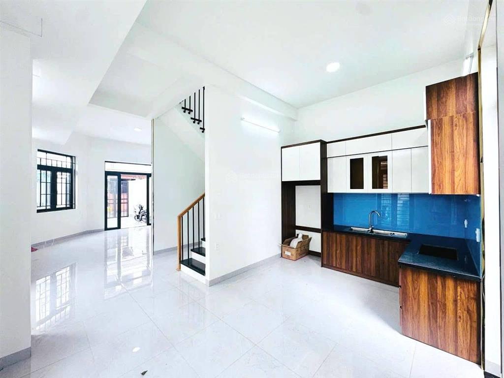 6,5 tỷ. mt đường nhánh nguyễn duy trinh, long trường, quận 9. góc 105m2 (5.5x19m), 3 tầng, 5 p.ngủ