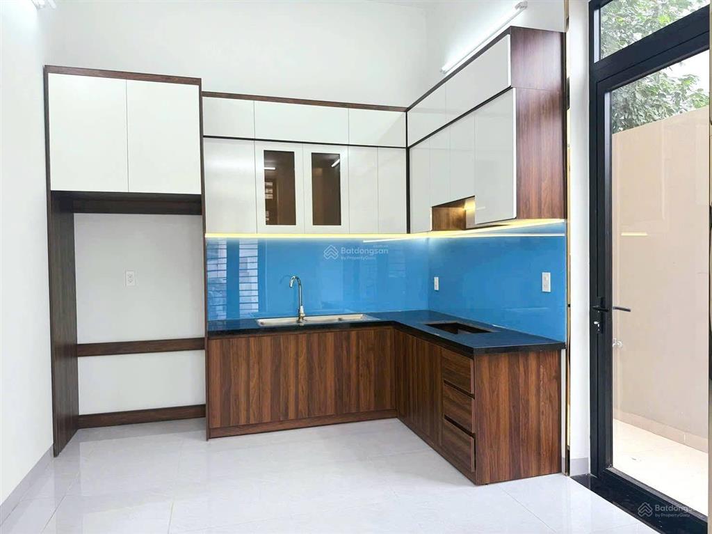 6,5 tỷ. mt đường nhánh nguyễn duy trinh, long trường, quận 9. góc 105m2 (5.5x19m), 3 tầng, 5 p.ngủ