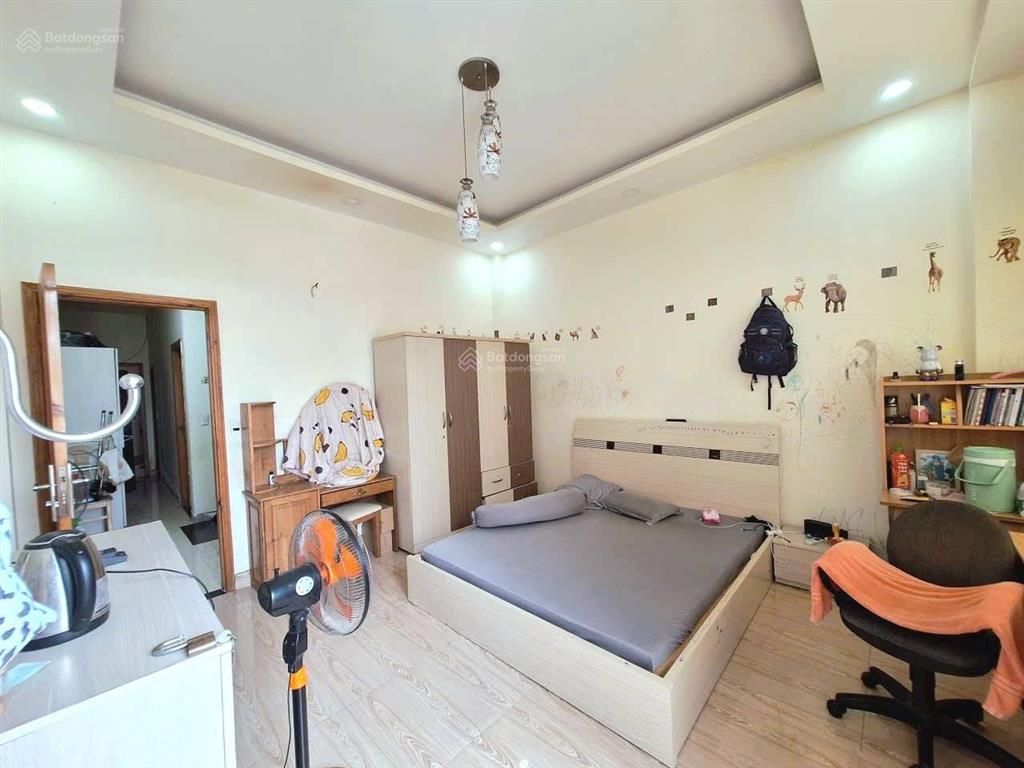 6,5 tỷ. 89m2 (4.4x20m), 3 tầng, 5 phòng ngủ, phòng thờ, 3 wc. hẻm xe hơi hiệp bình phước, thủ đức