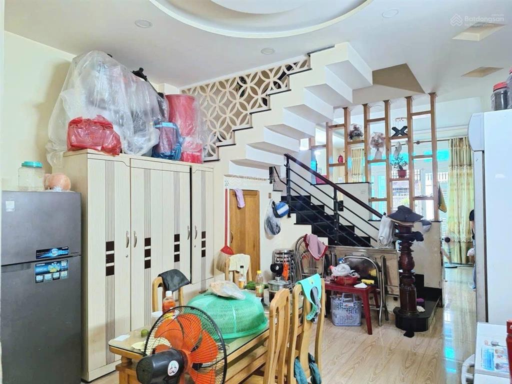 6,5 tỷ. 89m2 (4.4x20m), 3 tầng, 5 phòng ngủ, phòng thờ, 3 wc. hẻm xe hơi hiệp bình phước, thủ đức