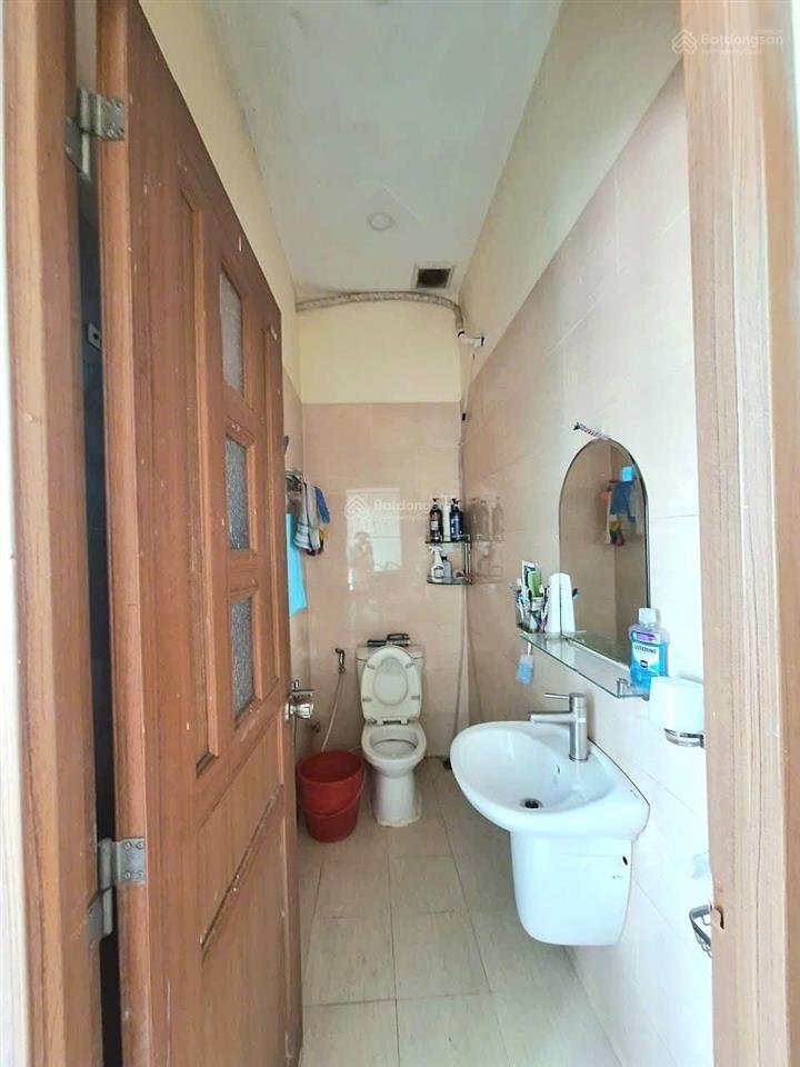 6,5 tỷ. 89m2 (4.4x20m), 3 tầng, 5 phòng ngủ, phòng thờ, 3 wc. hẻm xe hơi hiệp bình phước, thủ đức