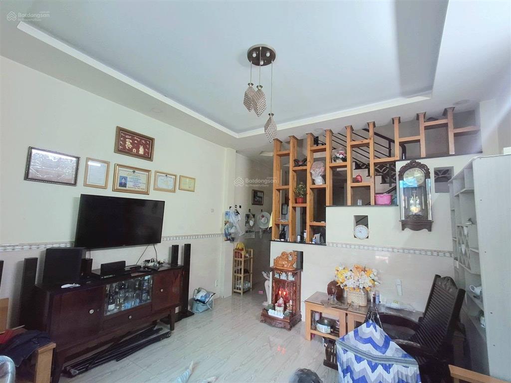 6,5 tỷ. 89m2 (4.4x20m), 3 tầng, 5 phòng ngủ, phòng thờ, 3 wc. hẻm xe hơi hiệp bình phước, thủ đức