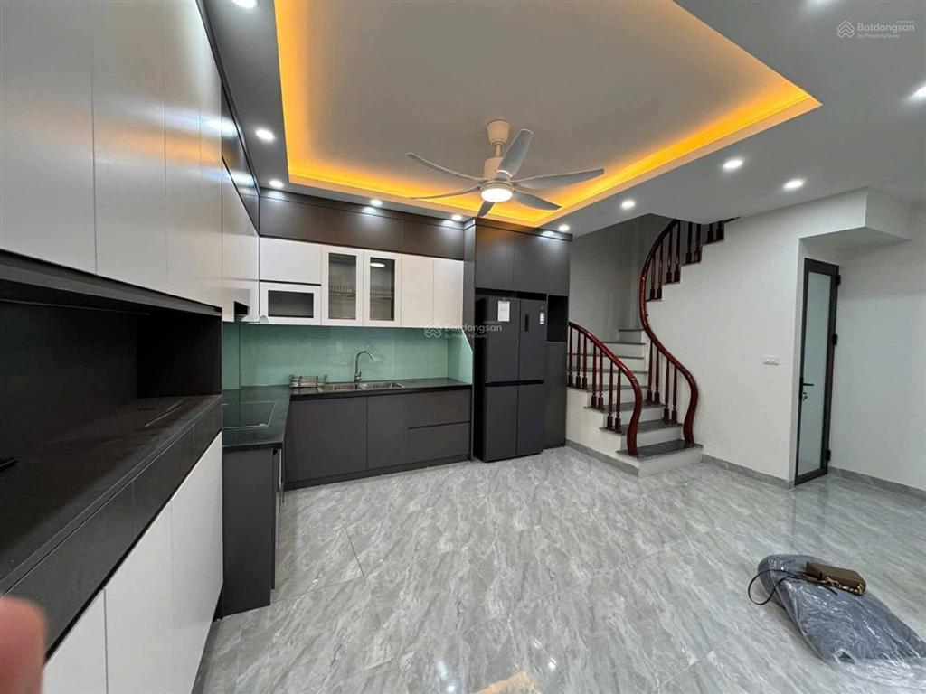 Cho thuê nhà nguyên căn phố bát khối, long biên 30m, nhà 6t gần bãi ô tô full nội thất 14tr/tháng