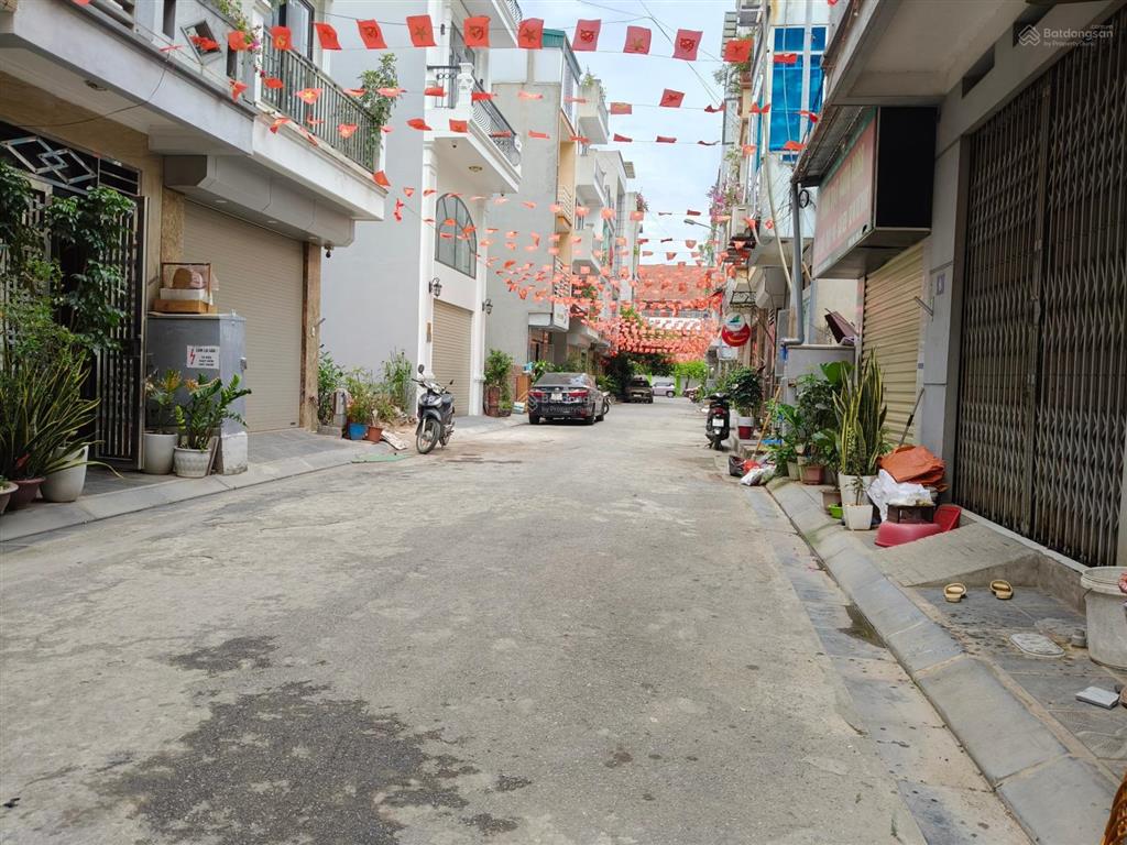 13tr/tháng cho thuê nguyên căn ngọc thụy lô góc ô tô tránh, vào nhà kinh doanh/ văn phòng.