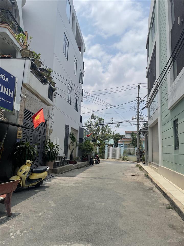 Nhà 2 tầng, kế bên ubnd long trường, đường thông nguyễn duy trinh và lã xuân oai.