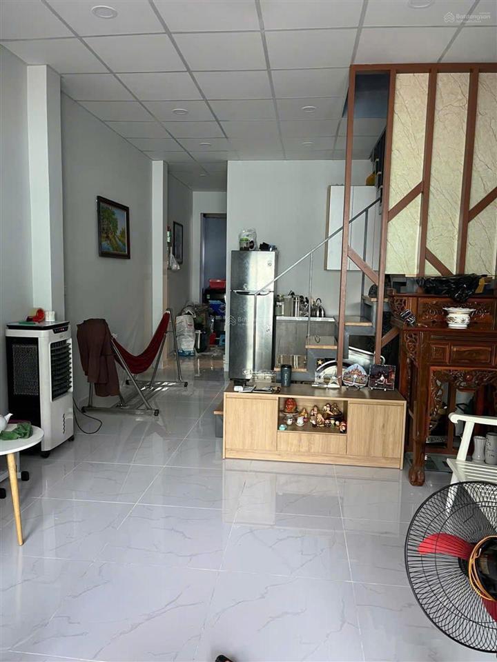 Nhà 2 tầng, kế bên ubnd long trường, đường thông nguyễn duy trinh và lã xuân oai.