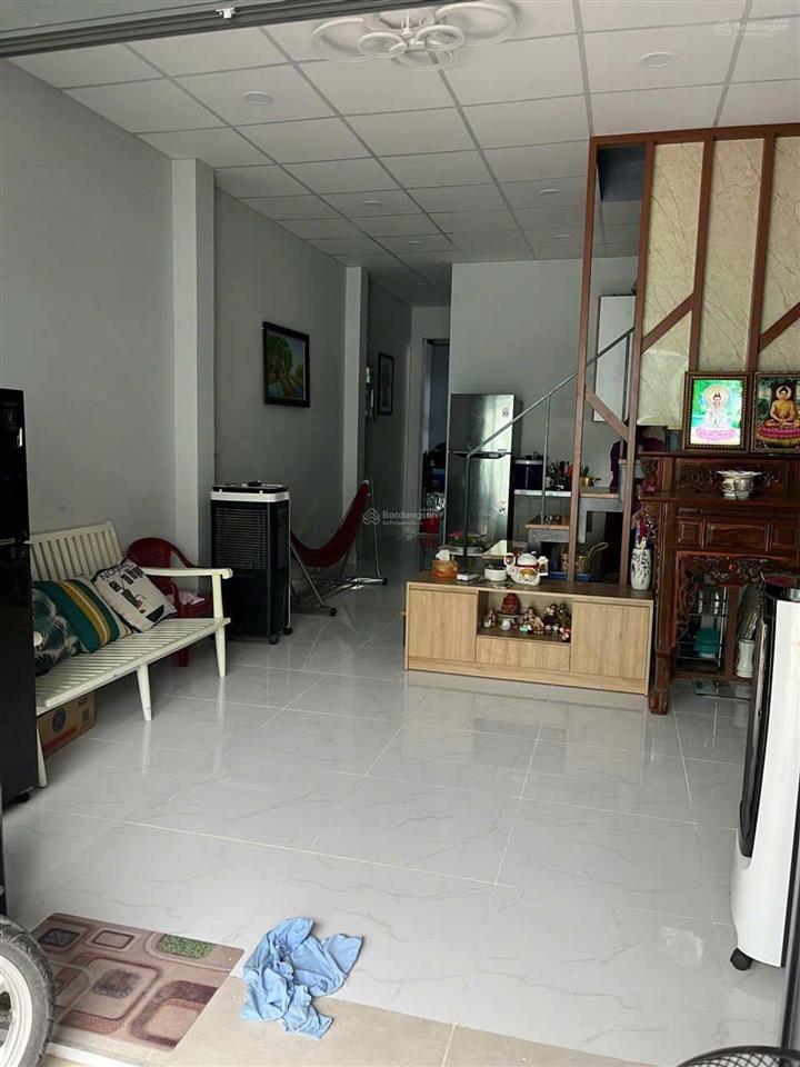 Nhà 2 tầng, kế bên ubnd long trường, đường thông nguyễn duy trinh và lã xuân oai.