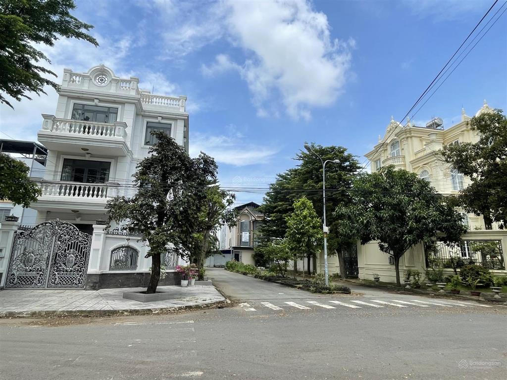 Biệt thự lô góc  gần đường liên phường  dt 147m2  bề ngang 8m  đường trước nhà 20m