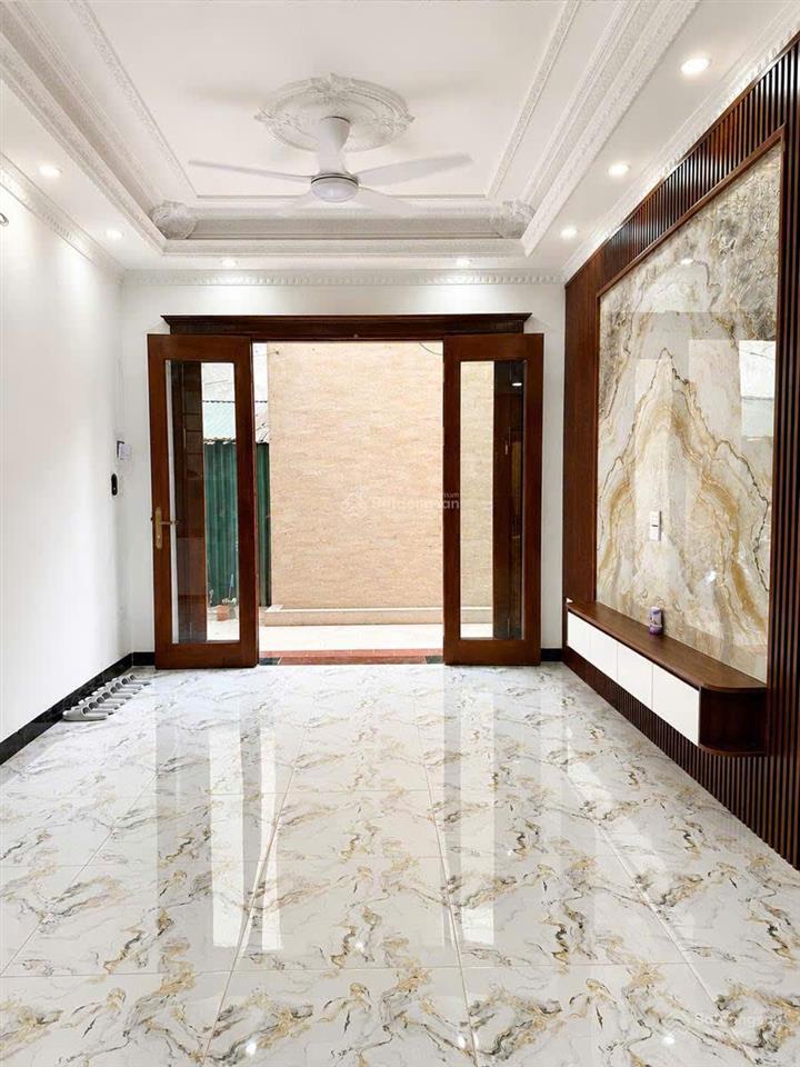 Chính chủ bán nhà lĩnh nam,gần phố,nhà đẹp,thang máy,dt 32m2*6 tầng,nhỉnh 8 tỷ.