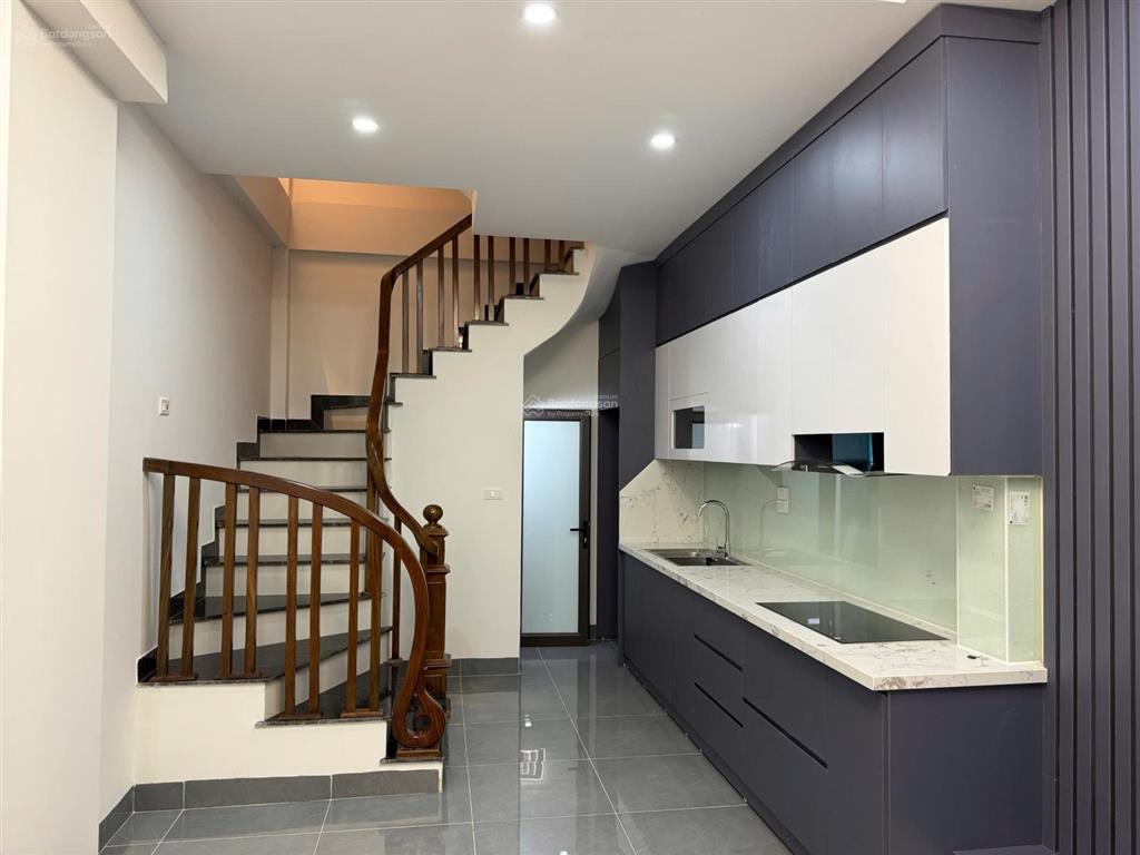 Chủ cần tiền bán nhà đông dư 5 tầng mới oto giá tốt