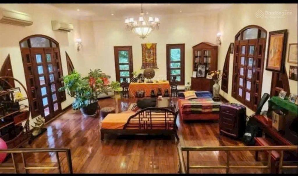 Căn nhà dân xây chắc chắn, nội thất gỗ lim thịt, diện tích rộng 70m2, gara ô tô 7 chỗ  chỉ14.5 tỷ