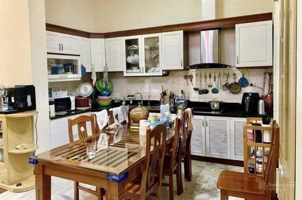 Căn nhà dân xây chắc chắn, nội thất gỗ lim thịt, diện tích rộng 70m2, gara ô tô 7 chỗ  chỉ14.5 tỷ