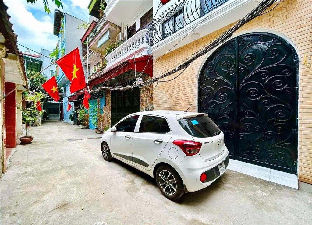 Cho thuê nhà khu phân lô cán bộ hàng không nguyễn sơn, lb, giá 12tr/tháng.