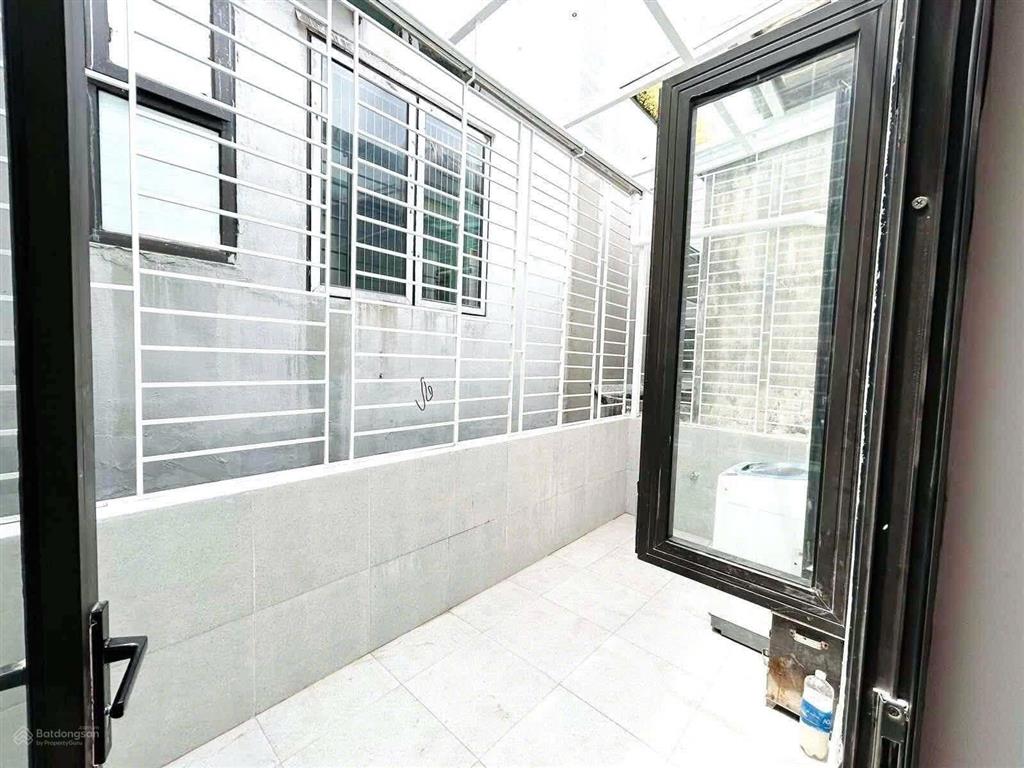 Cho thuê nhà khu phân lô cán bộ hàng không nguyễn sơn, lb, giá 12tr/tháng.