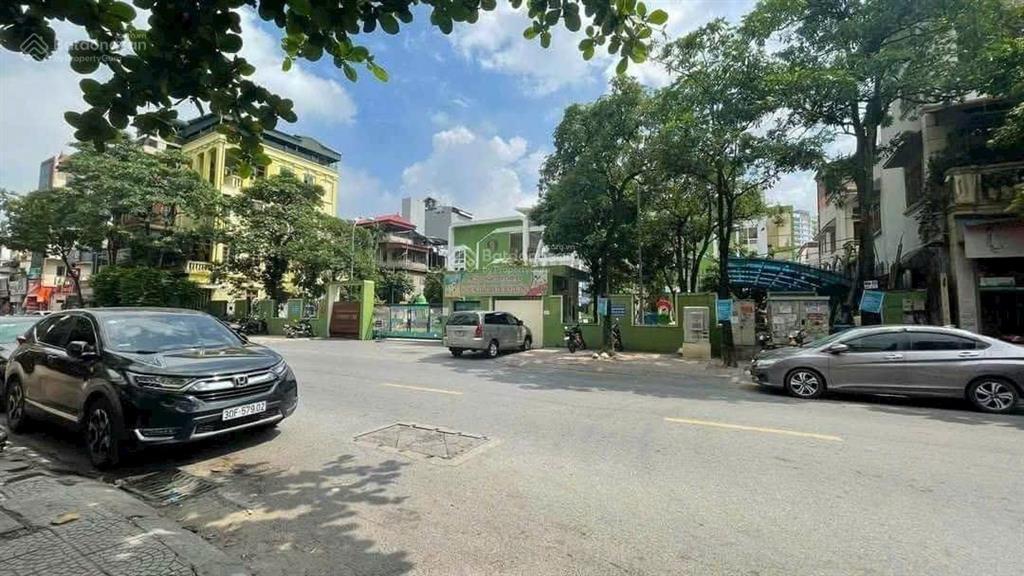 Cho thuê nhà khu phân lô cán bộ hàng không nguyễn sơn, lb, giá 12tr/tháng.