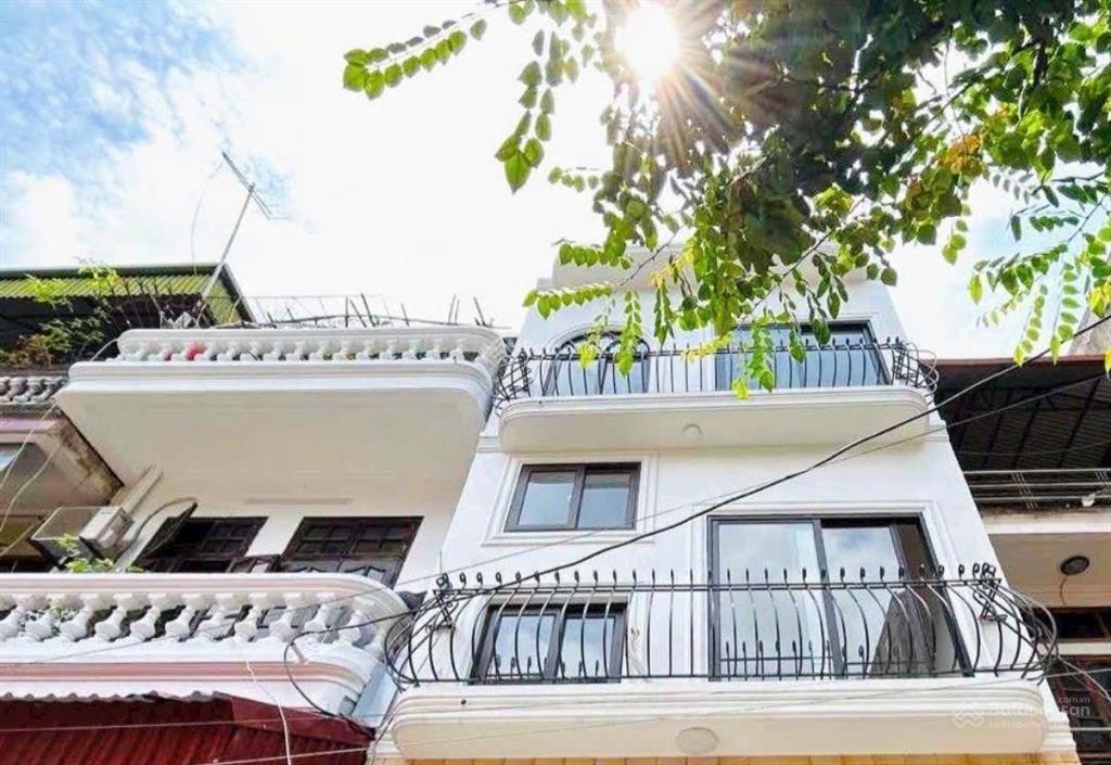 Cho thuê nhà khu phân lô cán bộ hàng không nguyễn sơn, lb, giá 12tr/tháng.