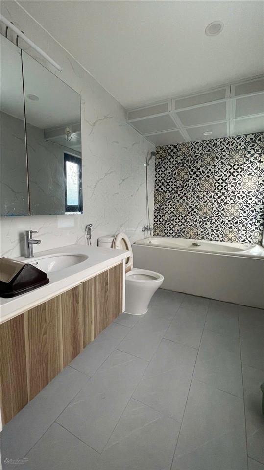 Cho thuê biệt thự sân vườn tại ngọc thụy  2.000m2  50tr/tháng