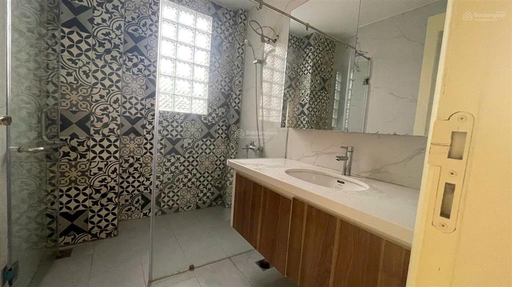 Cho thuê biệt thự sân vườn tại ngọc thụy  2.000m2  50tr/tháng