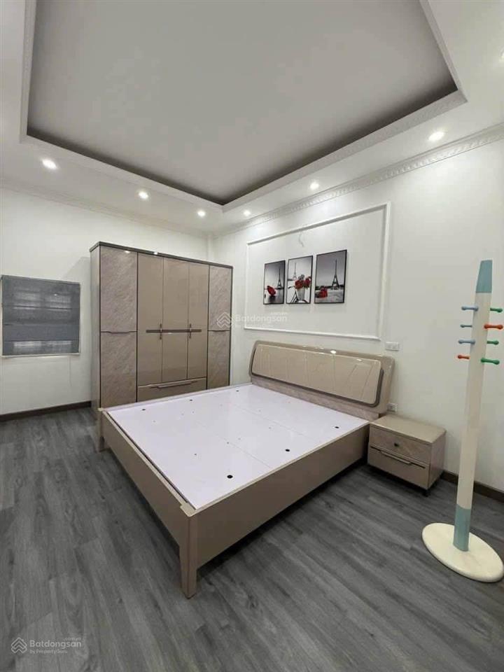 Cho thuê nhà 50m2  5 tầng  13,5 tr tư đình  lb  full đồ  gara ô tô  gần trường c2 long biên