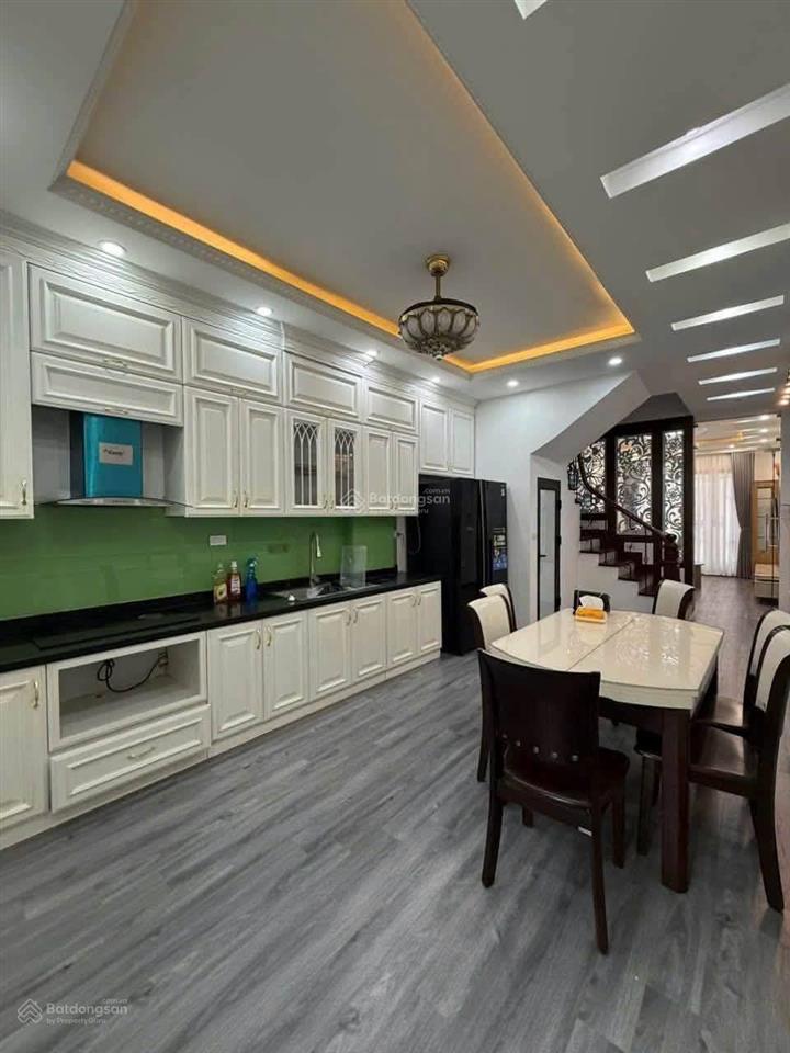 Cho thuê nhà 50m2  5 tầng  13,5 tr tư đình  lb  full đồ  gara ô tô  gần trường c2 long biên