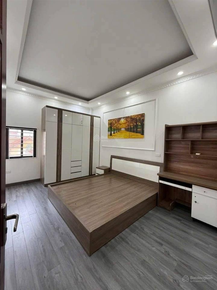 Cho thuê nhà 50m2  5 tầng  13,5 tr tư đình  lb  full đồ  gara ô tô  gần trường c2 long biên