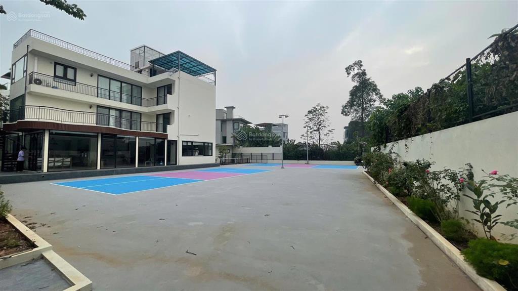Cho thuê biệt thự sân vườn tại ngọc thụy 1800m2  50 triệu/ tháng