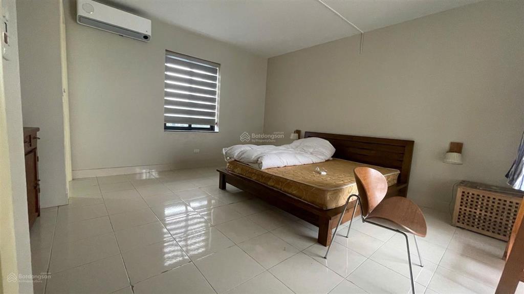 Cho thuê biệt thự sân vườn tại ngọc thụy 1800m2  50 triệu/ tháng