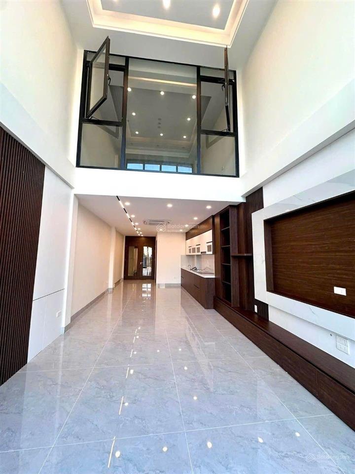 Bán nhà phân lô phố vip nguyễn sơn, lb đường vỉa hè ô tô dừng đỗ  7 tầng thang máy  2 thoáng  kd