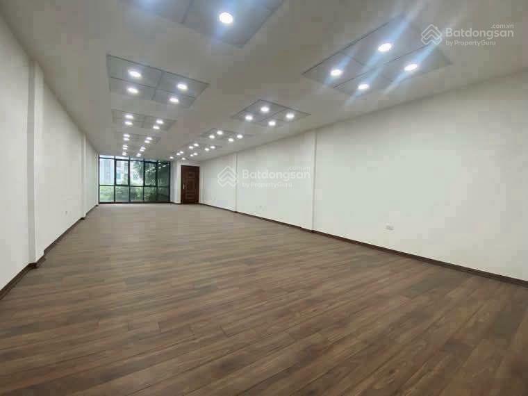 Cho thuê tòa nhà dt 100m2  7 tầng thang máy, đủ pccc, giang biên, gần trường chu văn an, kd làm vp