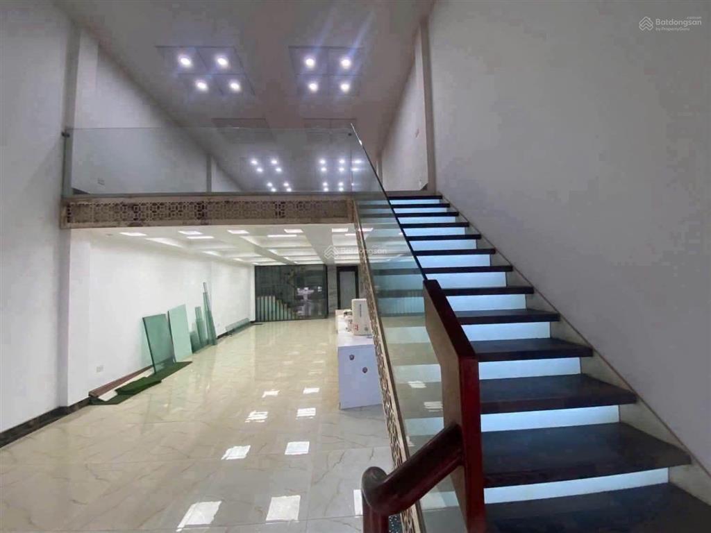 Cho thuê tòa nhà dt 100m2  7 tầng thang máy, đủ pccc, giang biên, gần trường chu văn an, kd làm vp