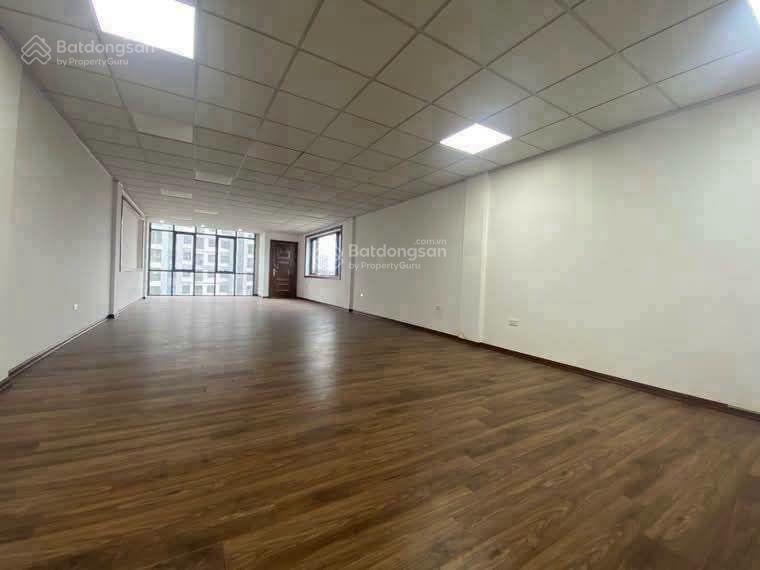 Cho thuê tòa nhà dt 100m2  7 tầng thang máy, đủ pccc, giang biên, gần trường chu văn an, kd làm vp