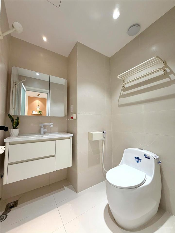 Kiều trinh  chủ gửi bán căn xéo biển 1424 (tầng 14 số 24 toà oc1b) giá 3 tỷ 280