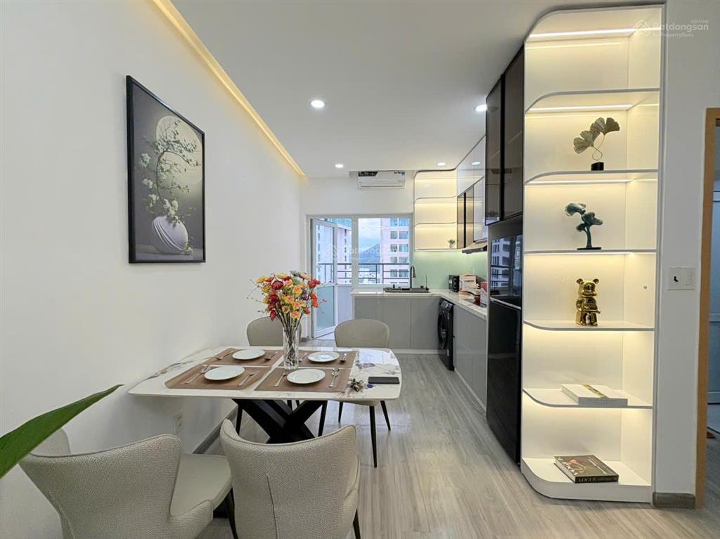 Kiều trinh  căn hộ view biển nội thất mới toà oc2a giá 3.250 tỷ, view thoáng, nội thất mới ở ngay