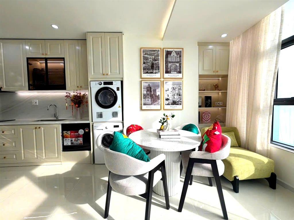 Kiều trinh  giá chỉ 3 tỷ 550 triệu quá tốt cho một căn hộ view biển, nhà đẹp, nội thất đầy đủ