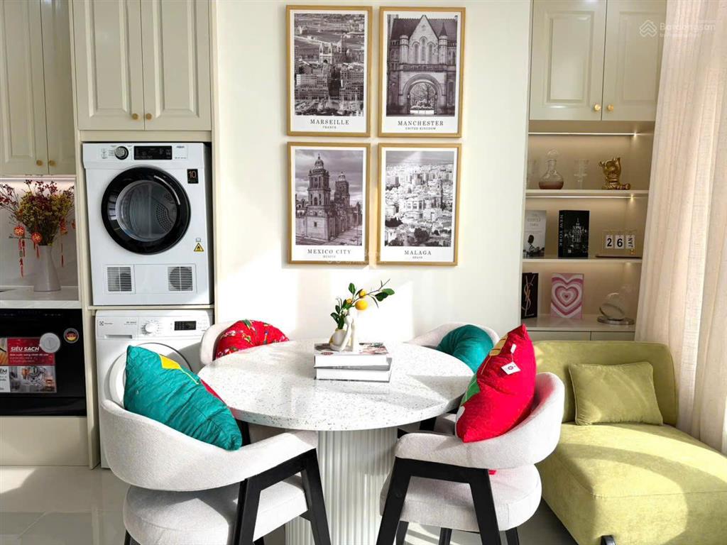 Kiều trinh  giá chỉ 3 tỷ 550 triệu quá tốt cho một căn hộ view biển, nhà đẹp, nội thất đầy đủ