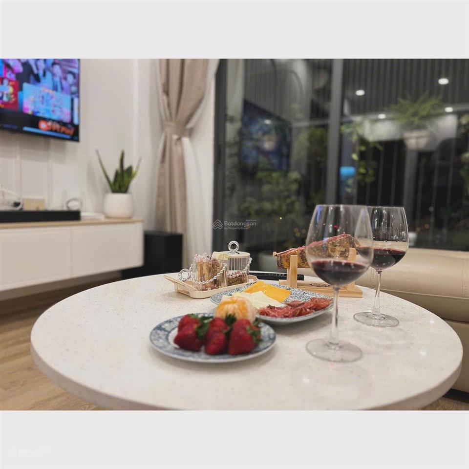 Chính chủ cho thuê căn hope phúc đồng  view biệt thự vinhomes riverside  bc đông nam. 70m2, 2pn