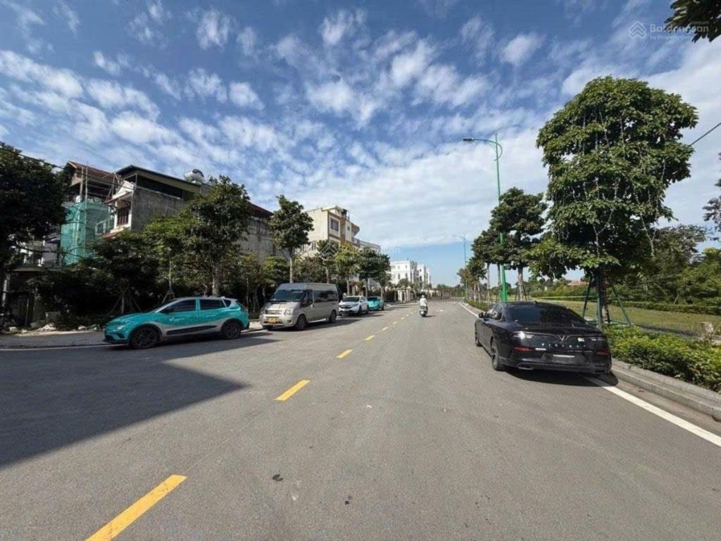 Bán đất phân lô tư đình long biên 22 tỷ 135m mt 4.5m ô tô tránh kinh doanh gần sân golf him lam