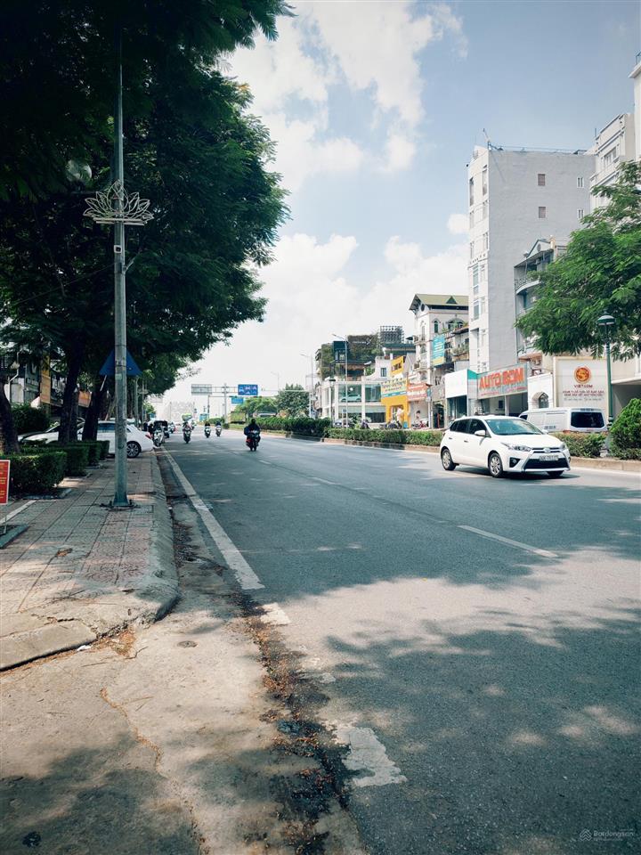 Bồ đề, gần cầu chương dương, cách phố cổ 500m, 100m, 7 tầng, thang máy, ô tô vào nhà, 23 tỷ