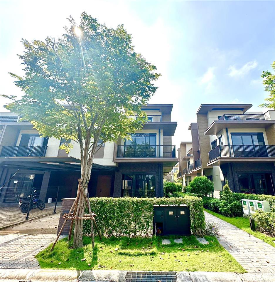 Nhà phố vườn 7x19,5m view kênh đào phân khu canaria izumi city, gần clubhouse, ký hđ mua bán 10%
