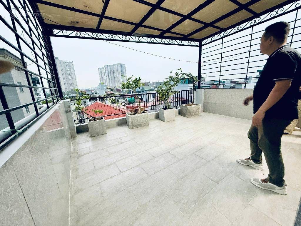 Thạch bàn. nhà 6 tầng.thang máy.dt 45m . ô tô đỗ cửa. giá 11 tỷ.
thạch bàn long biên. nhà đẹp ở tết