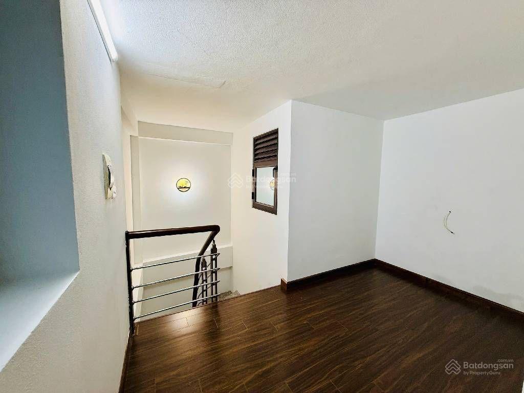 Thạch bàn. nhà 6 tầng.thang máy.dt 45m . ô tô đỗ cửa. giá 11 tỷ.
thạch bàn long biên. nhà đẹp ở tết