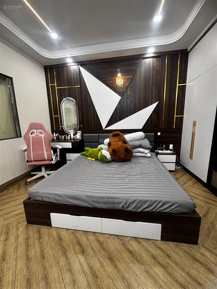 Bình tân, hẻm nhựa thông, nhà 5 tầng 96m2, thang máy xịn, giá tham khảo tốt