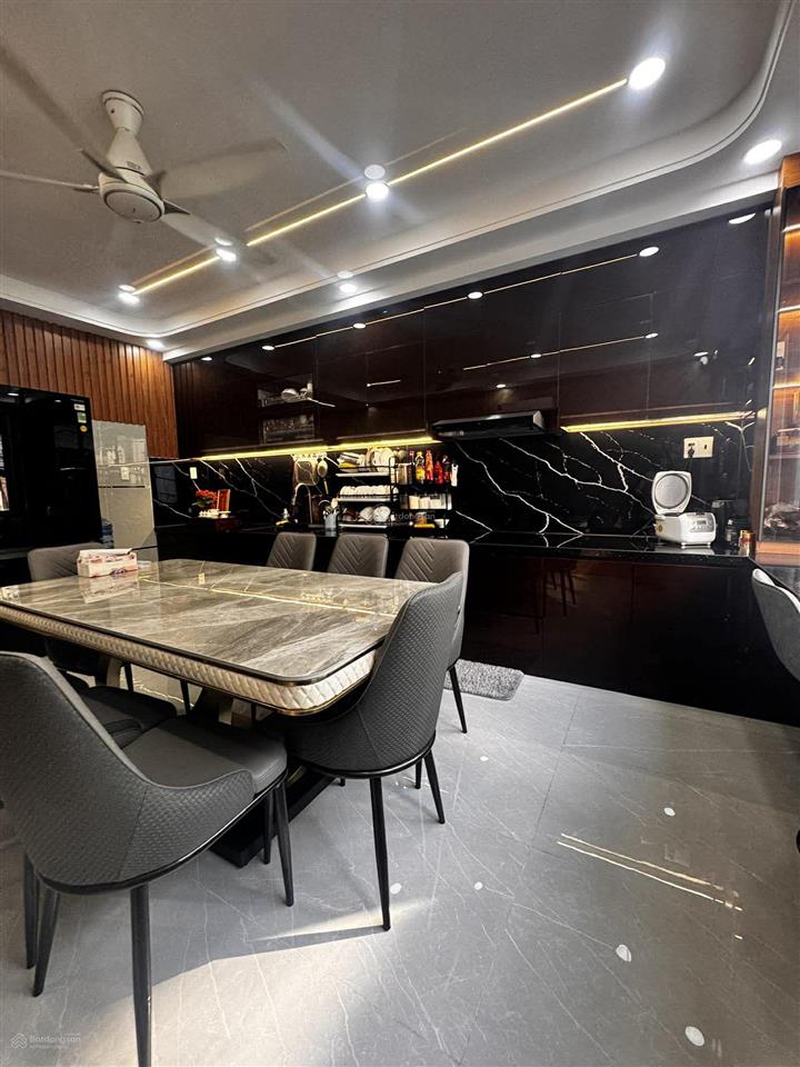 Bình tân, hẻm nhựa thông, nhà 5 tầng 96m2, thang máy xịn, giá tham khảo tốt