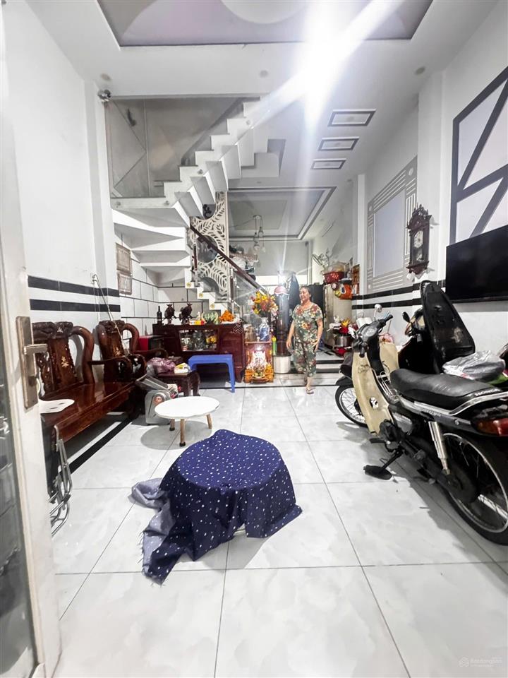 Nhà 3 tầng, ngang 4.6m, dt 77m2, giá rẻ, ô tô thông