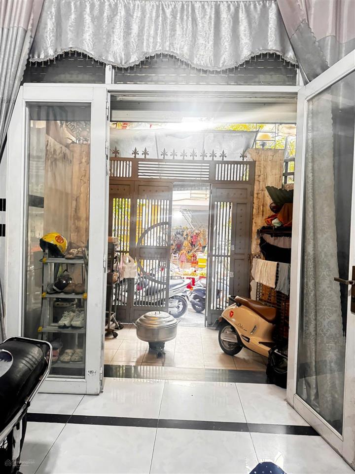 Nhà 3 tầng, ngang 4.6m, dt 77m2, giá rẻ, ô tô thông