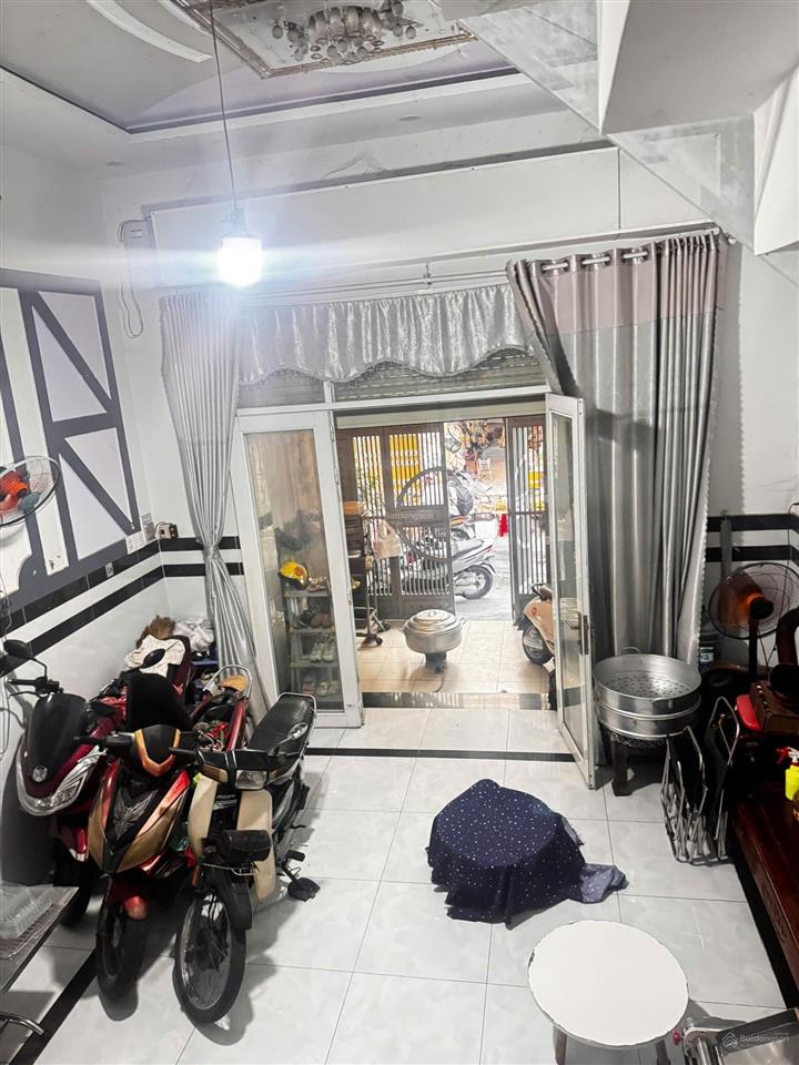 Nhà 3 tầng, ngang 4.6m, dt 77m2, giá rẻ, ô tô thông