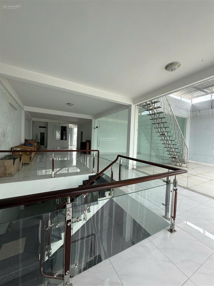 Bình tân, gần mt, đường nhựa 10m, nhà 6 tầng, thang máy, dt 280m2, ngang 10m