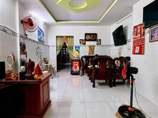 Q6, hêm ô tô ra bà hom, nhà 2 tầng (4 x 17m), giá rẻ